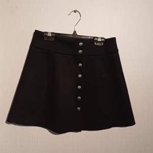 En svart kjol med knappar superfin verkligen🎀 Fler bilder kan fås och kontakta mig gärna innan köp då jag säljer på fler sidor🤍