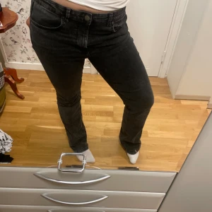 INTRESSEKOLL - Intressekoll på mina favorit jeans från zara! Funderar på att sälja då de är lite för stora. De är i bra skick, förutom lite slitna längst ner då de är långa i benen. De är storlek 42 men sitter mer som 40! Skriv gärna prisförslag vid intresse!!❤️