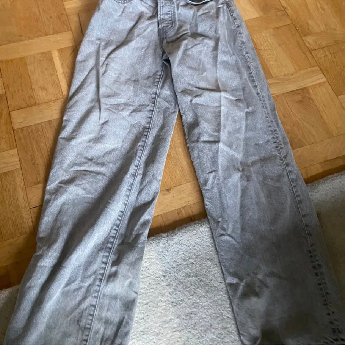 Gråa jeans