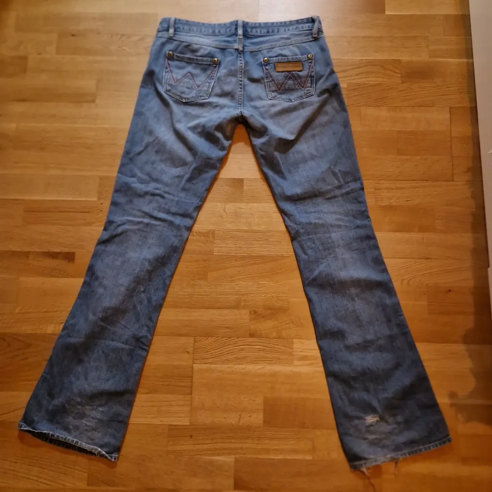 Lågmidjade bootcut jeans från Wrangler! Säljer då de var för stora på mig. De är sydda på innersidan som man på de sista bilderna men det är inget som syns på. Skriv för fler frågor 💓💓. Jeans & Byxor.