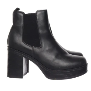 Boots  - Svarta boots i storlek 39