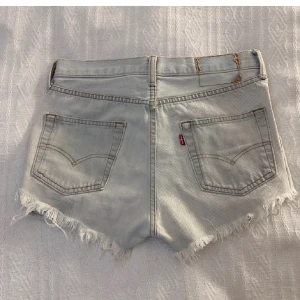 Jeans shorts  - Skitsnygga!!!! Jeans shorts Levis  till sommaren som tyvärr va för stora för mig❤️jag skulle säga att det är storlek M 