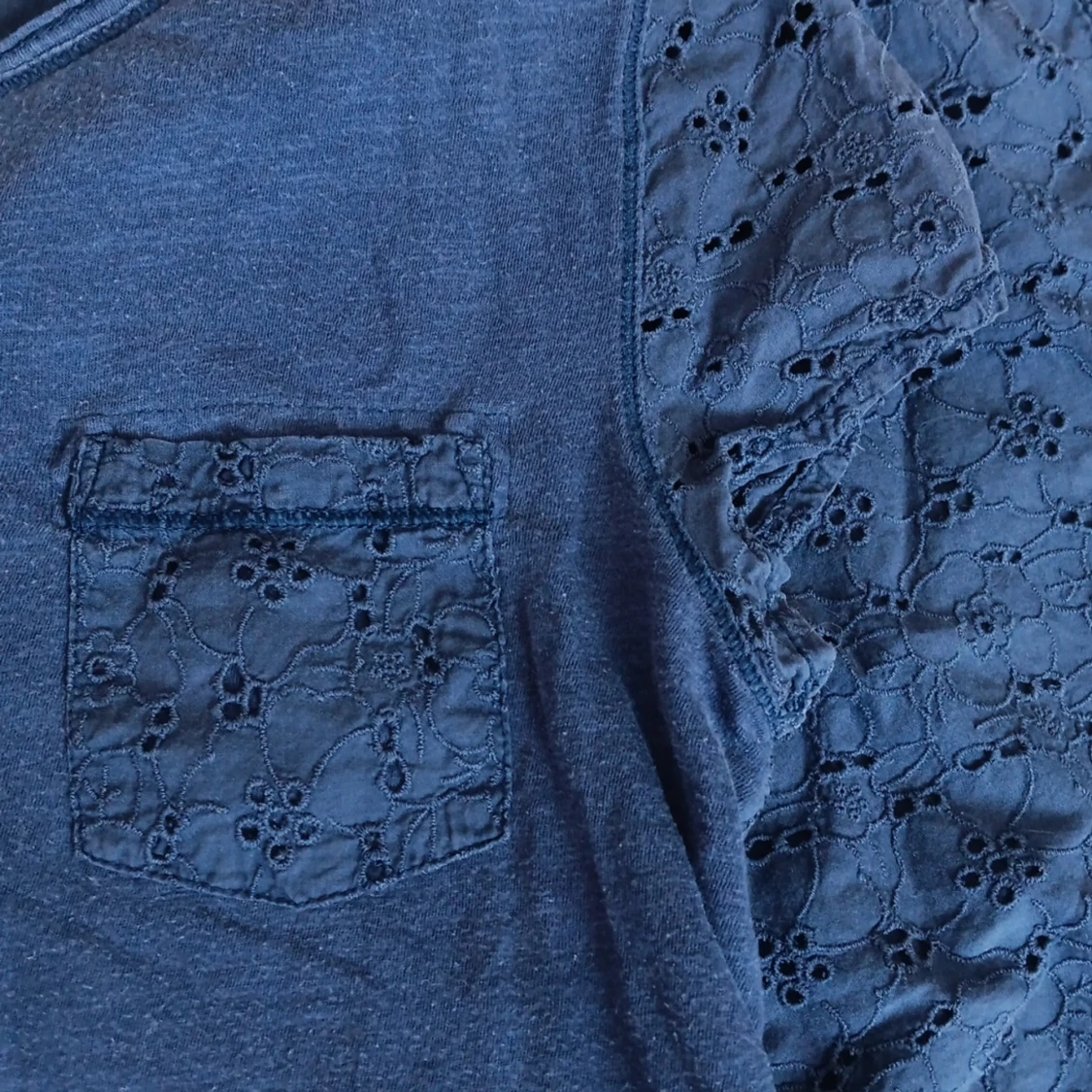 Blå tröja med blommig spets - 91