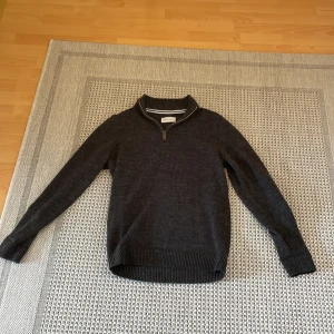 Half zip  - Pier One half zip tröja, skick 9/10 inte mycket använd! Pris går att diskutera!!