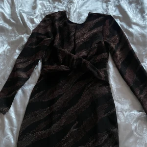 Klänning  - Väldigt fin och glittrig & stretchig Endast provad