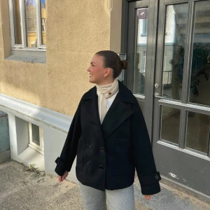 Kappa från Design by sí - Säljer min helt nya kappa från design by sí, på deras hemsida heter den ”Ginalli Coat”💕Säljer den pågrund av att jag inte använder den💕lappen är kvar och jag har bara testat den max 3 gånger❣️