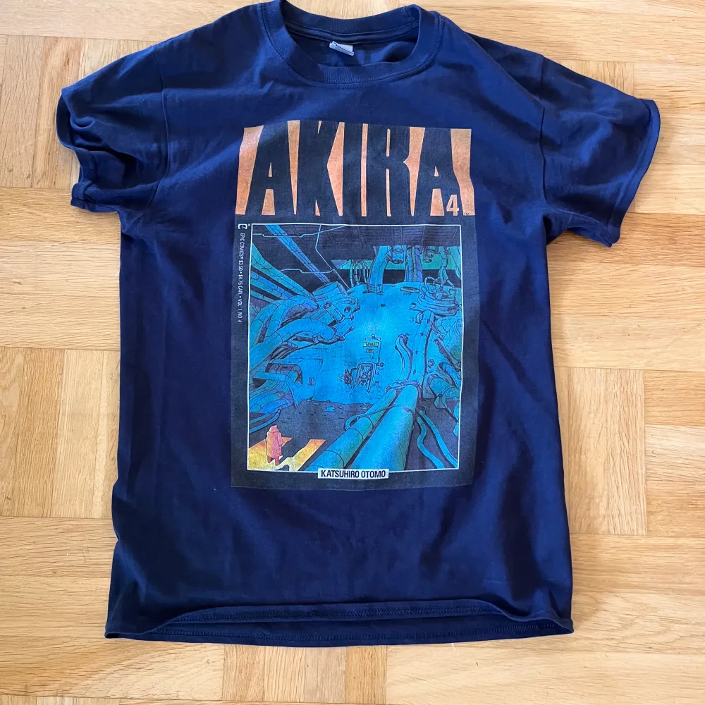 Vintage Gildan Akira T-shirt, IYKYK. Riktigt nice tröja men passar inte riktigt mig tyvärr. Använd 2-3 gånger. Mått finns i sista bilderna (sista bilderna är lånade av förra säljaren)  Riktigt collectors item då dessa inte poppar upp speciellt ofta.. T-shirts.