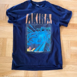 Akira T shirt - Vintage Gildan Akira T-shirt, IYKYK. Riktigt nice tröja men passar inte riktigt mig tyvärr. Använd 2-3 gånger. Mått finns i sista bilderna (sista bilderna är lånade av förra säljaren)  Riktigt collectors item då dessa inte poppar upp speciellt ofta.