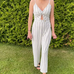 Jumpsuite - Jättefin jumpsuit från Chiara Forthi Milano.  Storlek: M (passar xs till M)   Finns att hämta i Åmål eller Karlstad (kan även skickas) 