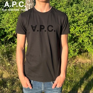 Riktigt fet A.P.C. T-shirt - En riktigt fin A.P.C. T-shirt som är helt oanvänd med lappar kvar | nypris 2300kr 