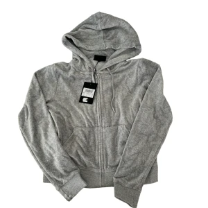 Juicy couture zip up - Zip up hoodie från juicy couture i storlek M, helt ny med prislapp kvar. Köpt på en outlet i Mölndal och givetvis äkta. Säljer fler juicy hoodies längre ner i profilen billigt då jag vill bli av med allt