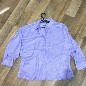 Lila skjorta - Lila zara skjorta med pärlor i st M 
