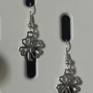 Klöver örhängen  - Jättefina! Och jättepopulära inom min shop! Passa på innan dessa tar slut. 