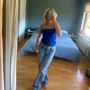 Marinblått linne från &Other Stories.  - Ribbat, marinblått linne med tunna axelband från &Other Stories. Använd ett fåtal gånger. Storlek 34 men skulle säga att den passar ända upp till en 38. 