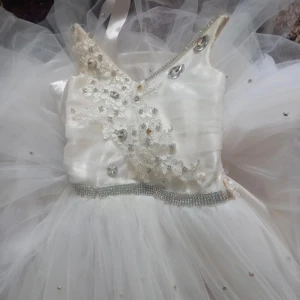 fin klänning - fin vit klänning, med stor kjol  t.ex till brölopp <knappt använd