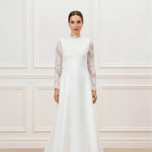 Brudklänning  - Bröllopsklänning: Storlek: S Pris: 6000 Kr  Kemtvättad  