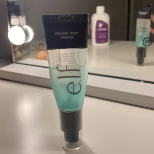 Elf primer  - Säljer min halvfyllda primer från Elf då jag inte längre använder den. Den är sååå otroligt bra, sminket sitter som klister 