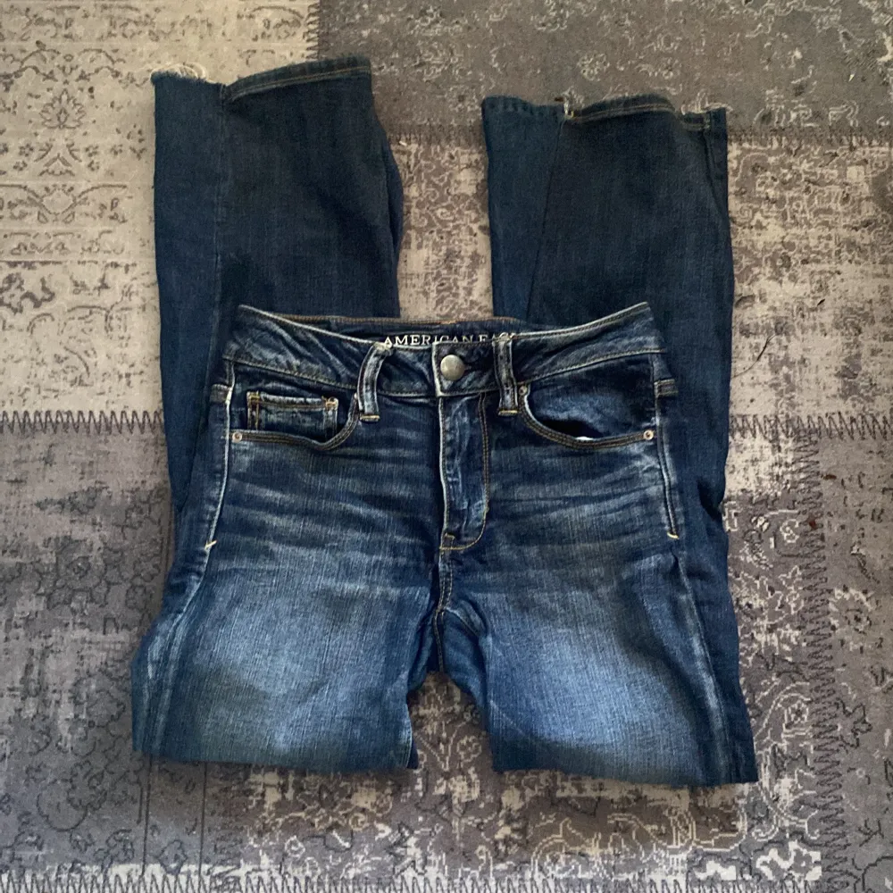low waist jeans från american eagle i storlek xs/s, de är omsydda från skinny till flare. Jeans & Byxor.