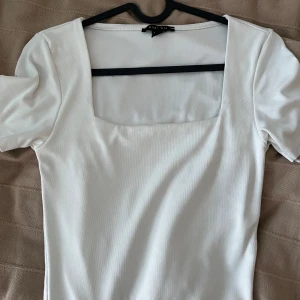 urringad tröja  - en vit kort urringad tröja från New Yorker, har massa andra så vill sälja denna! Den är skön och helt ny faktiskt, inga skador  säljer för 59  kr ❤️