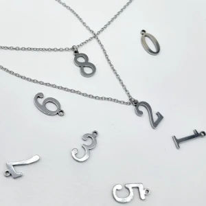 Handgjort halsband med nummer/siffra - Handgjort  halsband med nummer/siffra 🖤Följ :@ekjewelryofficial🤲  🔗⛓️Material- rostfritt stål. Längd: 45-50cm. Nummer-1,4cm