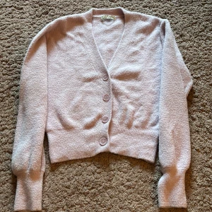 Kofta - Säljer min mysiga kofta från Pull and Bear, använd ett fåtal gånger och koftan har inga defekter. Den är i storlek S och är i mycket fint skick! Pris kan diskuteras, hör av er vid frågor💕