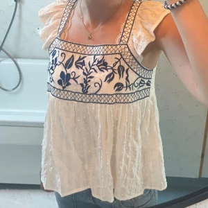 Fin sommar blus💙 - säljer denna fina blus ifrån shein💘 knappt använd, tror max 2-3 gånger, väldigt fint skick!💞 pris kan diskuteras.