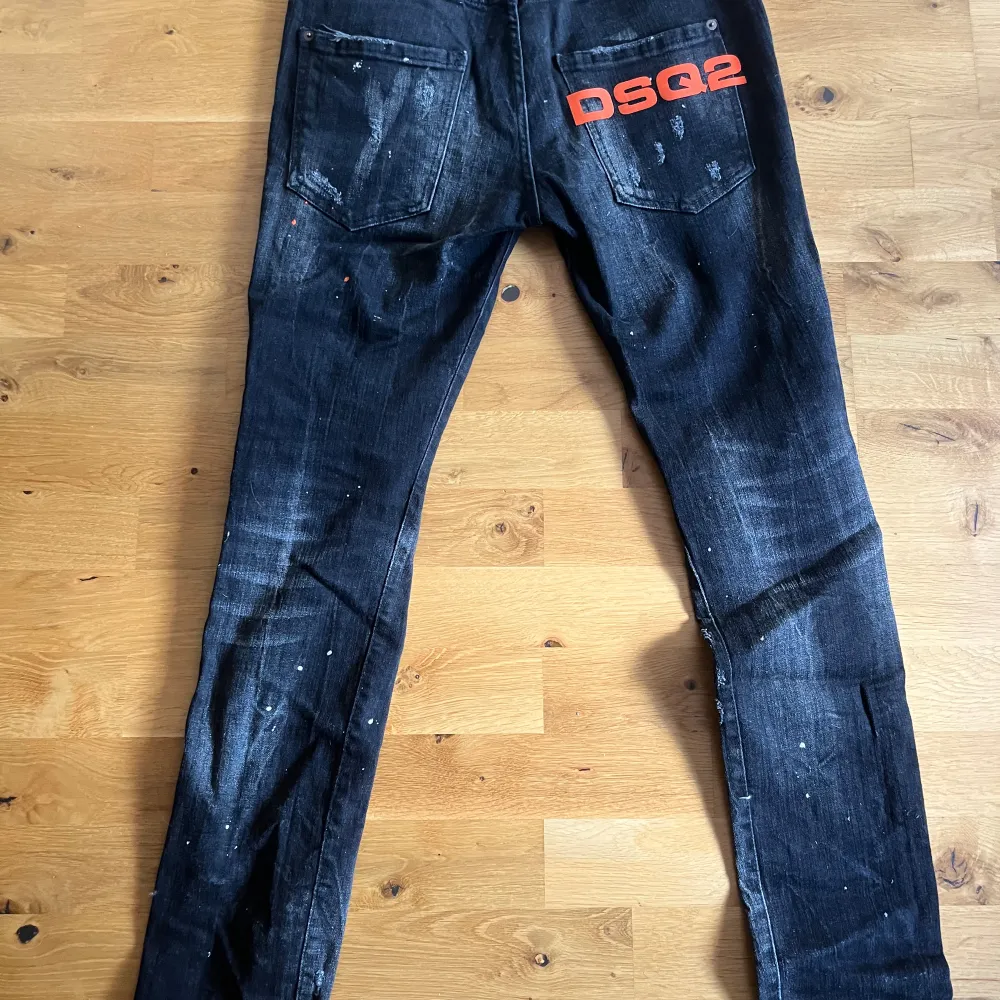Mycket bra skick då jeansen knappast använts. Snygga detaljer som gör att dem sticker ut.. Jeans & Byxor.