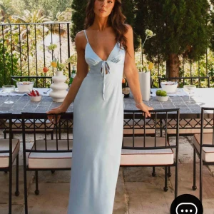 Otroligt fin långklänning i satin!  - Så så så fin och skön klänning!! Köpt från peppermayo för 1400kr inklusive frakt och tull. Storlek AU 6, XS som modellen på bilden bär. Helt ny med prislapp och förpackning kvar, säljer endast då jag beställde 2 olika storlekar och för dyr retur 🩵