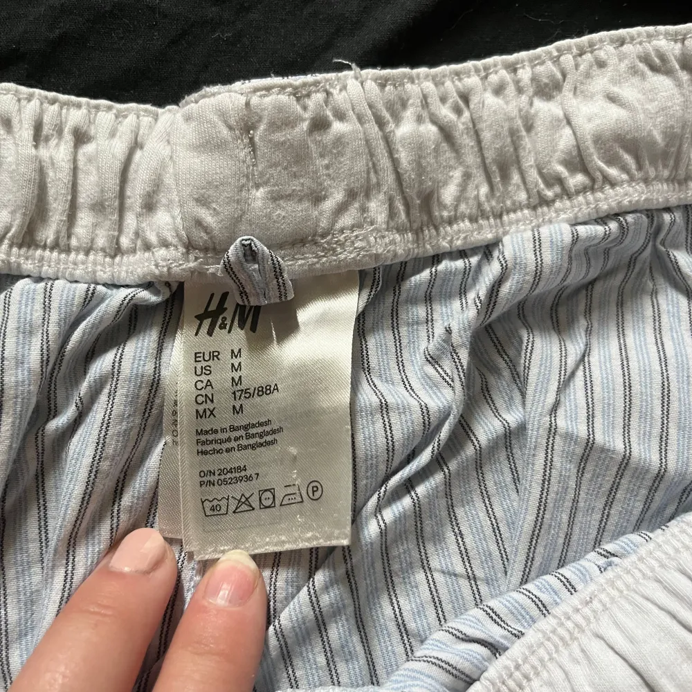 Fina pyjamasbyxor i randigt mönster från H&M. Använda men frf bra skick! Strl M. 50kr och köparen står för frakten💕. Jeans & Byxor.