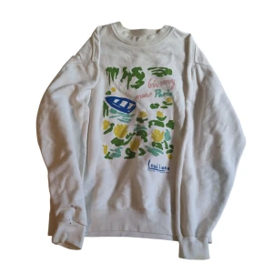 Vit sweatshirt  - Jätte bekväm vit sweatshirt ifrån "angel art" köpt från ett konst Museum. Tröjan är inte nipprig men har några fläckar vid armarna och en på ryggen