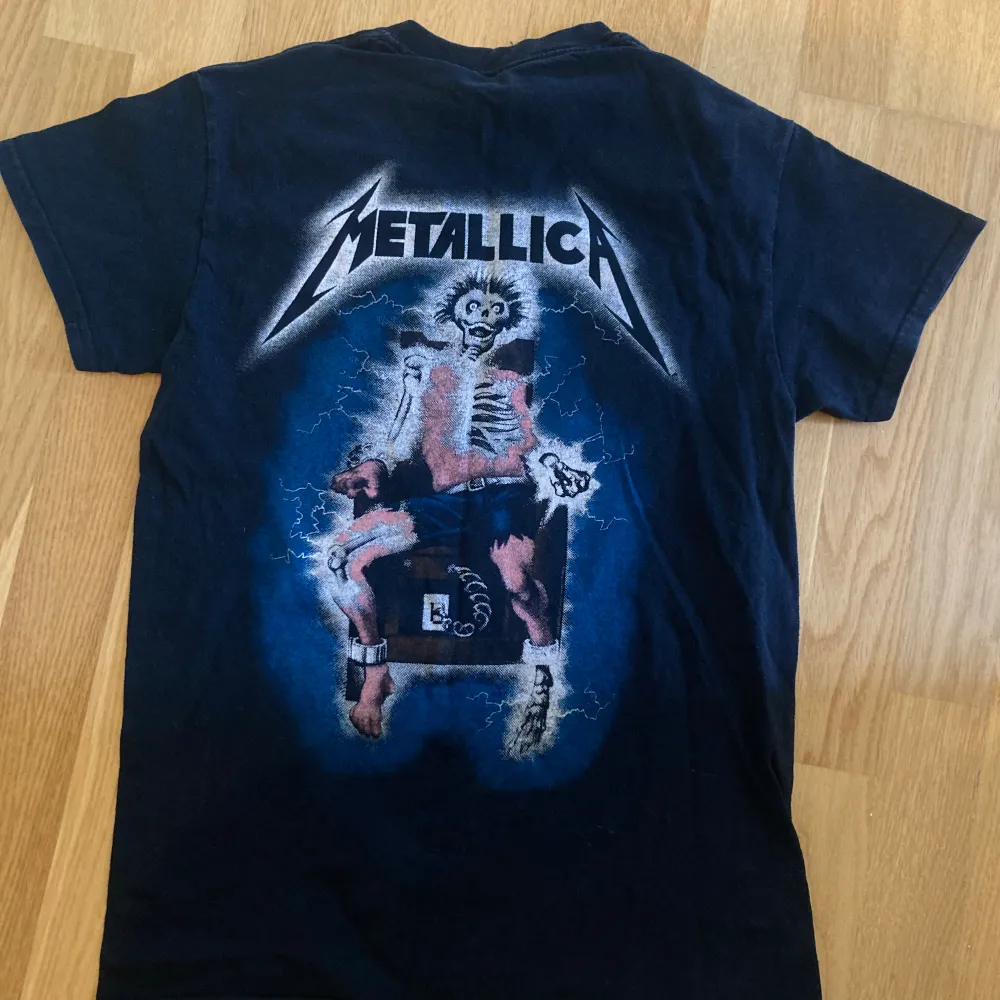 Säljer denna jätte snygga Metallica tröja för den inte kommer till användning längre! Ställ gärna frågor 💕. T-shirts.
