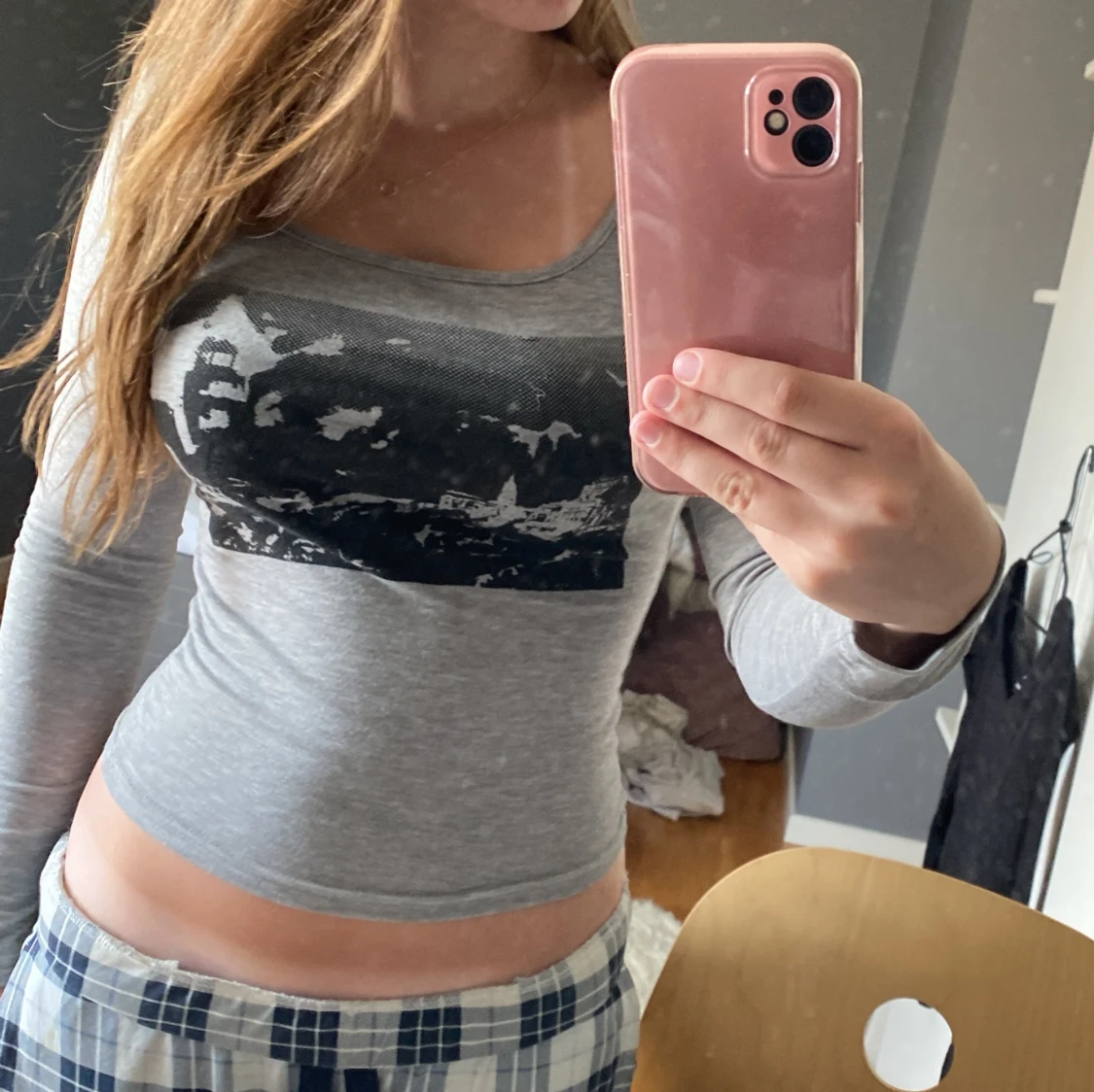 Fin långärmad grå tröja med tryck💞