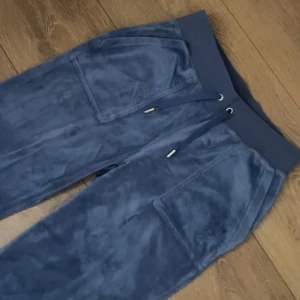 JUICY BYXOR - Hej säljer ett par jätte snygga juicy byxor i storlek XS, pga att dom ej kommer till nån användning längre. Finns ett jätte litet hål vid knät som lätt går att sy igen därpå priset. 💞