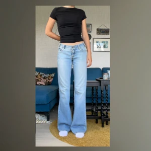 Bootcut jeans - Säljer dessa vintage lågmidjade bootcut jeans med knappfickor bak, de är stora i midjan och därav konstiga bilder. Jag är 166 och de är lite långa på mig, Kan skicka mått om någon är intresserad 🩷