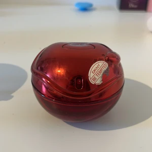 Dkny parfym - Dkny parfym som inte kommer till användning. Den är 100ml och de finns 45% kvar. Luktar jätte gott. 