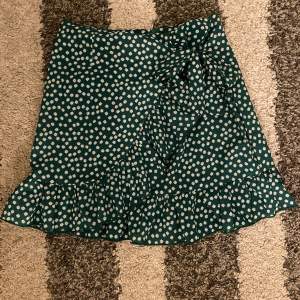 Jätte söt kjol till sommaren (skriv för fler bilder) 