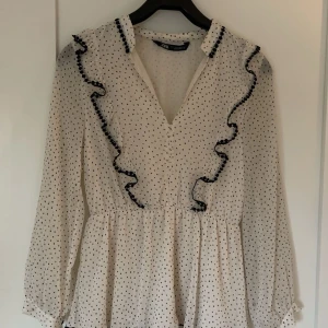 Sommar klänning från Zara🩷 - Jag säljer denna klänning eftersom att den tyvärr var för kort för mig! Knappt använd och i fint skick🩷  Köpt för 250kr! Priset går att diskutera! 