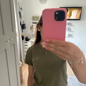 En mörkgrön gant T-shirt  - En mörkgrön Gant T-shirt i ett bra skick! 