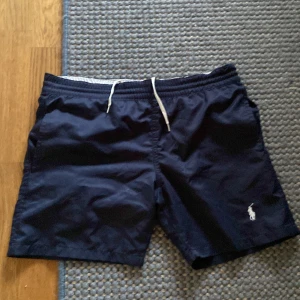POLO badbyxor  - Hej säljer nu mina mörkblåa ralph lauren badbyxor som är parfekta till sommaren ☀️