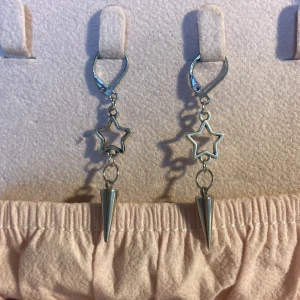 Örhängen  - Handgjorda rostfria örhängen💓😍! Styck: 45kr , båda: 95kr