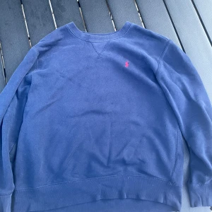 Polo Raphl lauren tröja - Den är sliten på armbågarna men har lagat den med fast syd lappar.