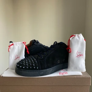 Christian loubitins - Snygga Christian Loubitins/ Loubs | Använda väldigt ofta | Saknar en nit på högra skon | Box finns | två dustbags | finns nya skosnören | undrar ni något är det bara att skriva ✍️ 