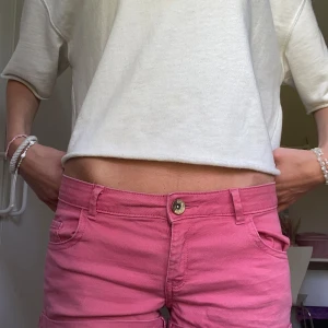 Röda shorts - Så himla snygga lågmidjade röda shorts