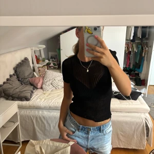 Cool mesh topp🖤 - Säljer denna coola mesh toppen från zara. Älskar denna både till sommar och vinter. Verkligen en perfekt fest topp! 🖤 passar xs-s !
