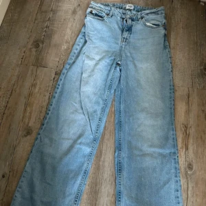 ljusblåa jeans LAGER 157 ”LANE” - superfint skick, passar någon under 158cm, då de är korta på mig.  Formar kroppen skitsnyggt! Modellen ”Lane”  Vid frågor/funderingar/fler bilder kontakta mig!🩷 