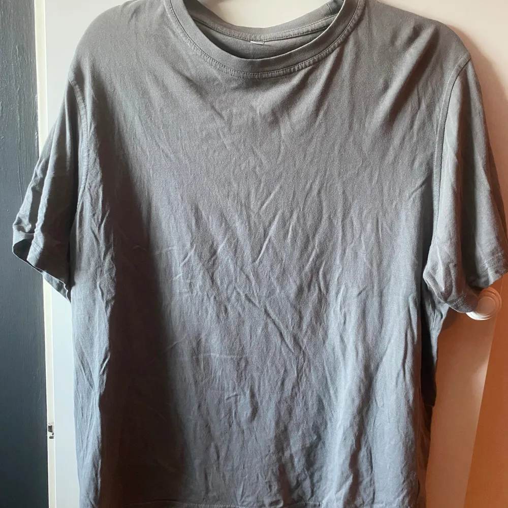 Grå t-shirt köptes secondhand, säljer då jag inte får användning för den. Har används ett fåtal gånger, har inga tecken på användning. Normal till storlek. Finns på flera sidor. Köparen står för frakten.. T-shirts.