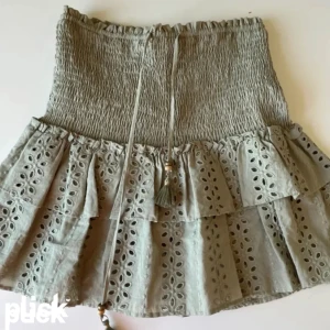 Zara kjol grön - SÖKER denna kjol från zara i strl xs elr kanske s 💕 om någon säljer får de gärna kontakta mig!!