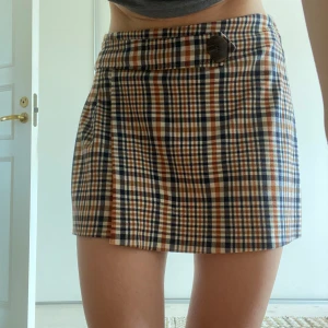 Mönstrad kjol - Jätte fin mönstrad kjol med shorts från zara med resår. Köpt från barn avdelning i storlek 164cm  men passar även om du normalt bär xs. Bra skick