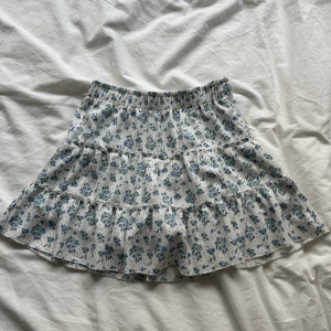 Kjol - Söt blommig kjol ifrån Zara!! Sååå söta 🩵