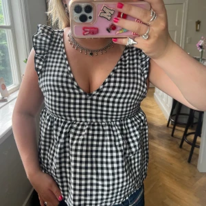 Rutig topp  - Säljer denna söta rutiga toppen! Skriv vid intresse eller frågor!